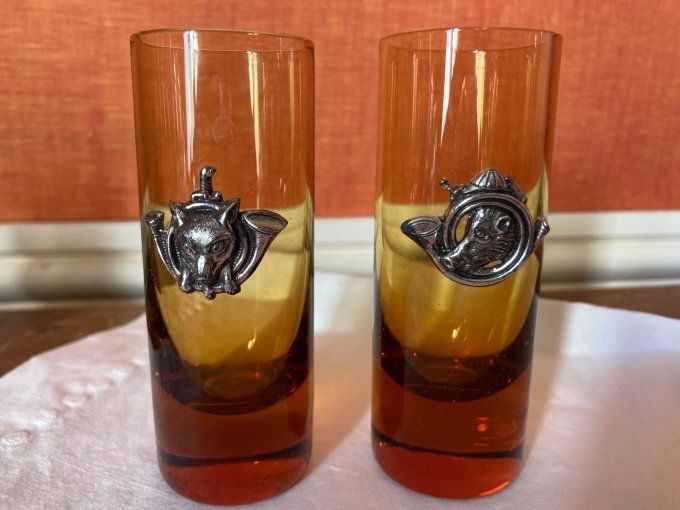 6 petits verres à liqueur à décor de trophée en métal dessus