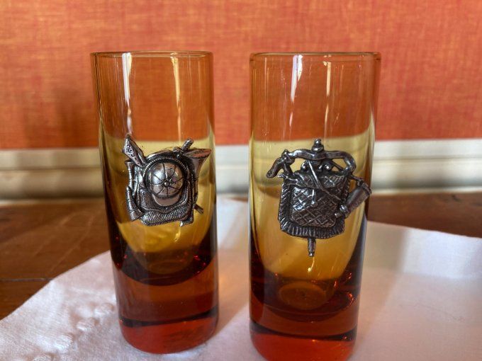 6 petits verres à liqueur à décor de trophée en métal dessus