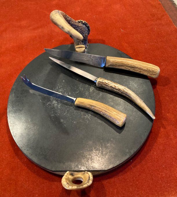 2 couteaux et à 1 couteau fromage manche en corne