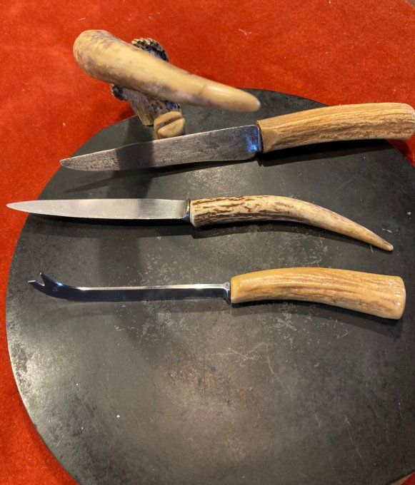 2 couteaux et à 1 couteau fromage manche en corne