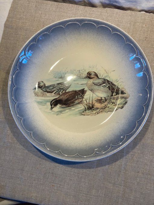 Plat rond creux à décor de canards.