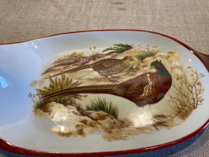 Plat rectangle avec tête et queue de faisan.