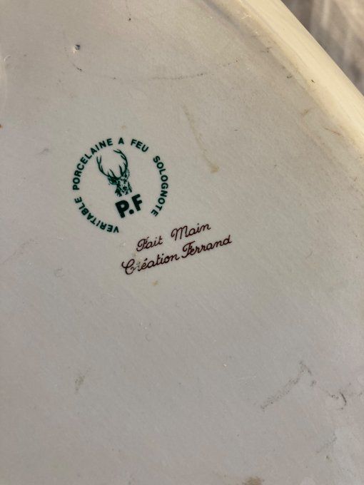 Plat rectangle avec tête et queue de faisan.