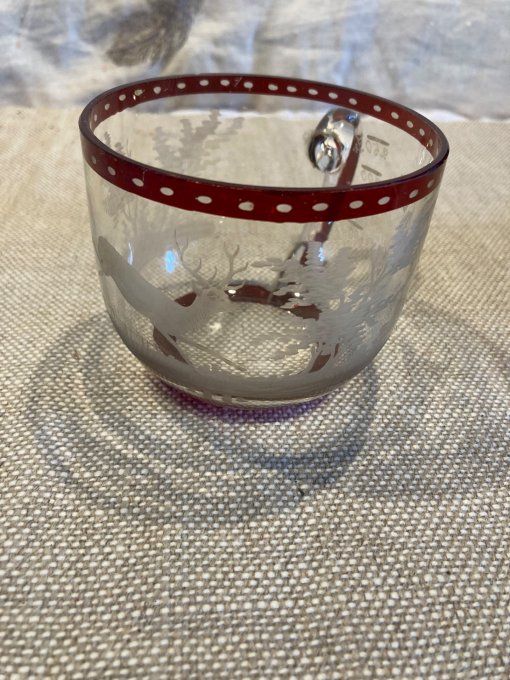 Tasse en cristal à décor de cerf et forêt.