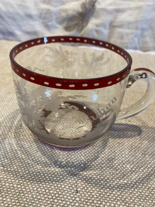 Tasse en cristal à décor de cerf et forêt.