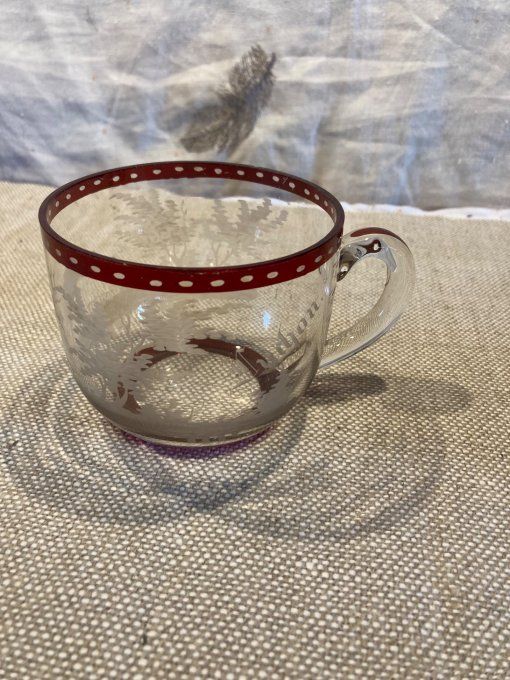 Tasse en cristal à décor de cerf et forêt.