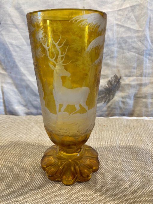 Vase en cristal de bohème taillé scène de chasse de couleur jaune