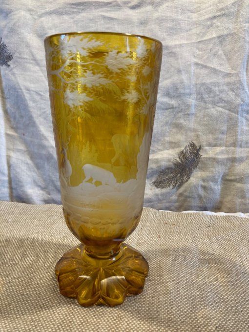 Vase en cristal de bohème taillé scène de chasse de couleur jaune