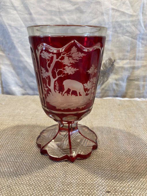 Vase en cristal de bohème taillé scène de chasse, de couleur rouge rubis