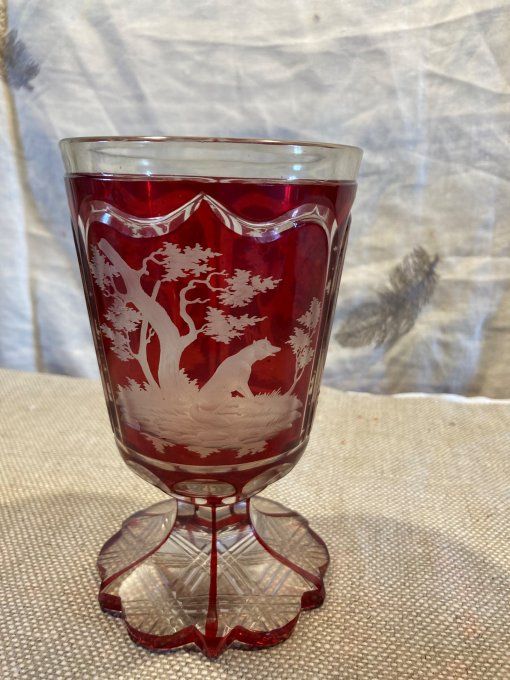 Vase en cristal de bohème taillé scène de chasse, de couleur rouge rubis