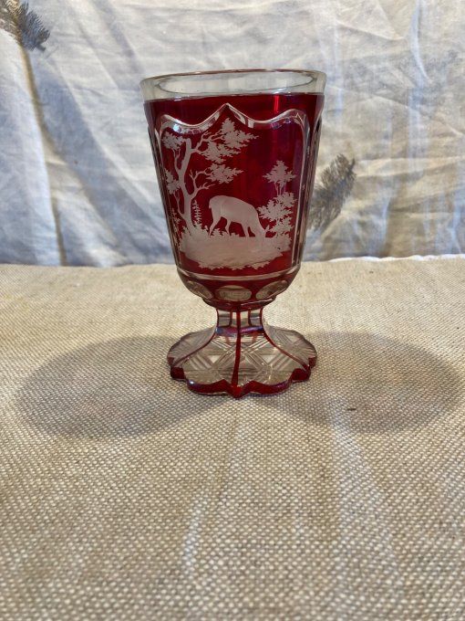 Vase en cristal de bohème taillé scène de chasse, de couleur rouge rubis