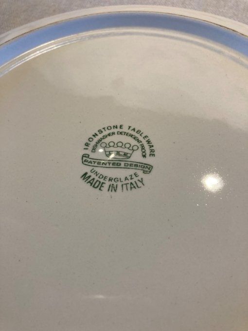 Grand plat creux à décor de perdrix. Faïence italienne