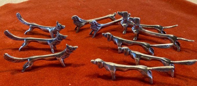 10 porte couteaux animaux en métal argenté.
