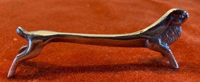 10 porte couteaux animaux en métal argenté.