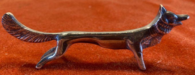 10 porte couteaux animaux en métal argenté.