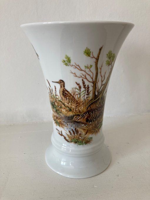 Vase en porcelaine à décor de becasse et lievre
