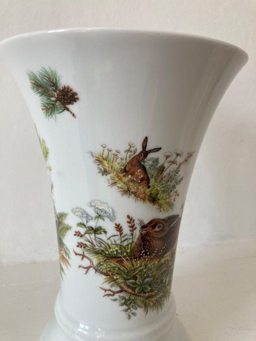 Vase en porcelaine à décor de becasse et lievre