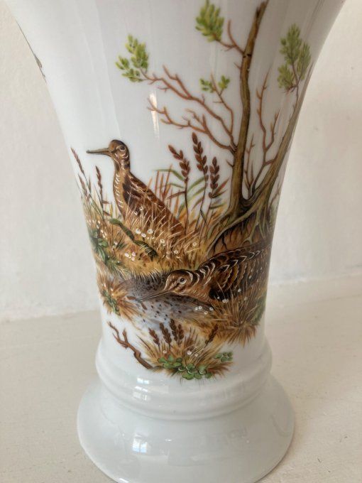 Vase en porcelaine à décor de becasse et lievre