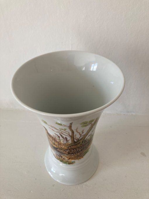 Vase en porcelaine à décor de becasse et lievre