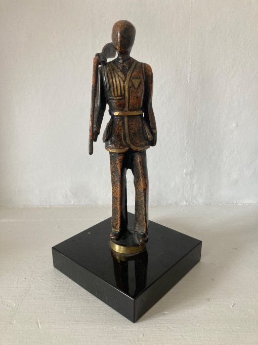 Statuette en bronze. Chasseur. XXe
