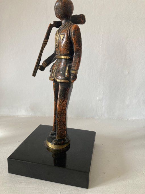 Statuette en bronze. Chasseur. XXe