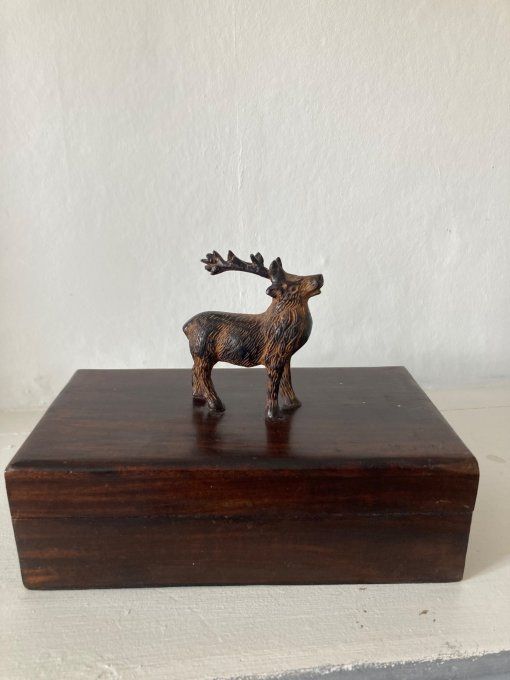 Coffret rectangulaire sommé d un cerf en ronde-bosse