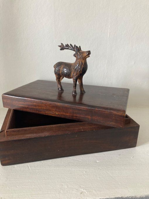 Coffret rectangulaire sommé d un cerf en ronde-bosse