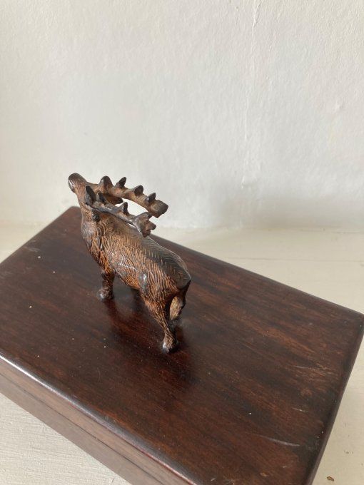Coffret rectangulaire sommé d un cerf en ronde-bosse