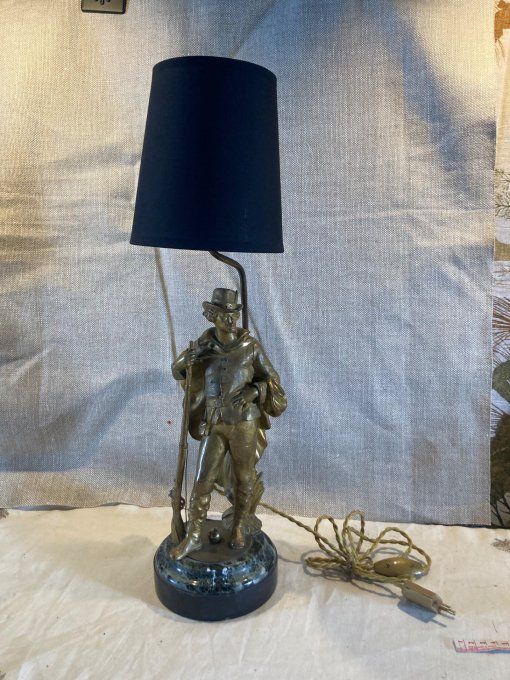 Lampe. Chasseur au chapeau.