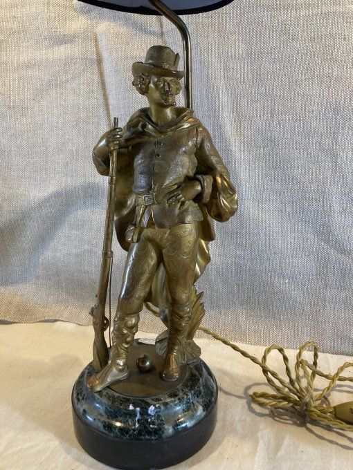 Lampe. Chasseur au chapeau.