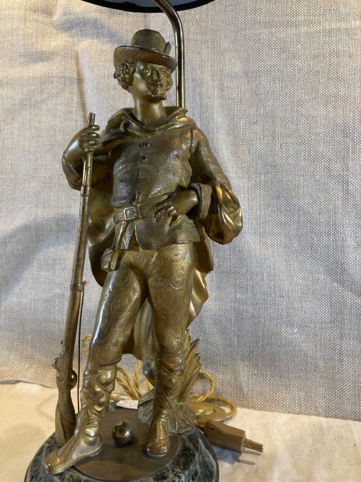 Lampe. Chasseur au chapeau.