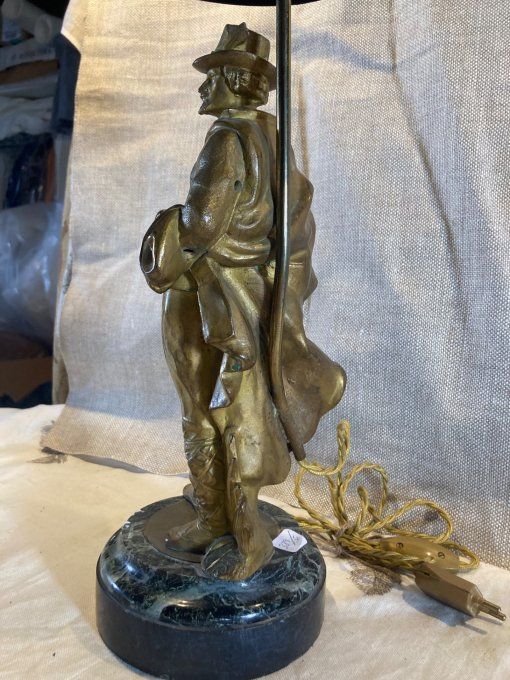 Lampe. Chasseur au chapeau.