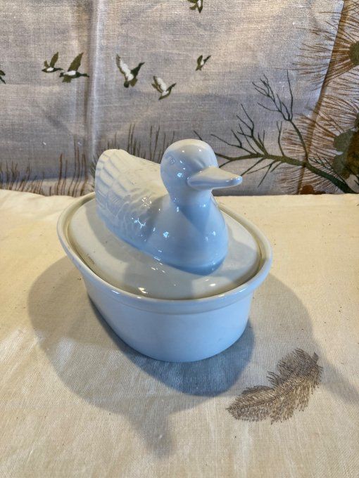 Terrine en porcelaine à décor d un canard