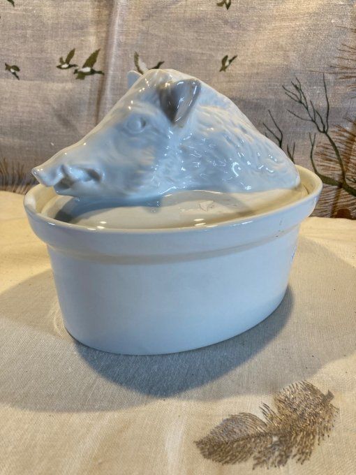 Terrine blanche à décor d une hure de sanglier