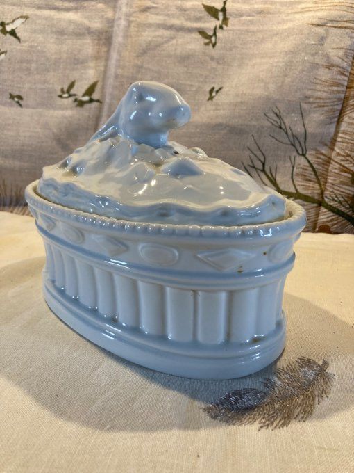 Terrine en porcelaine à décor d un lievre