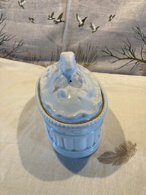Terrine en porcelaine à décor d un lievre