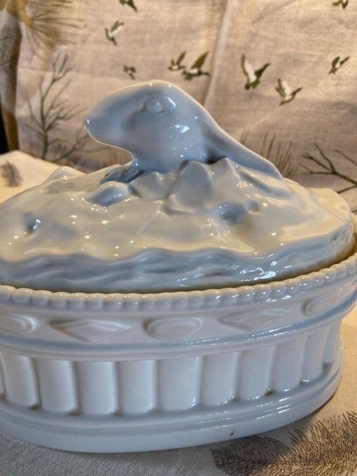 Terrine en porcelaine à décor d un lievre
