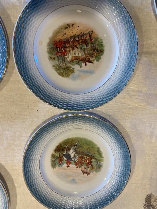 7 assiettes Chasse à courre bord bleu faïencerie St Amand 