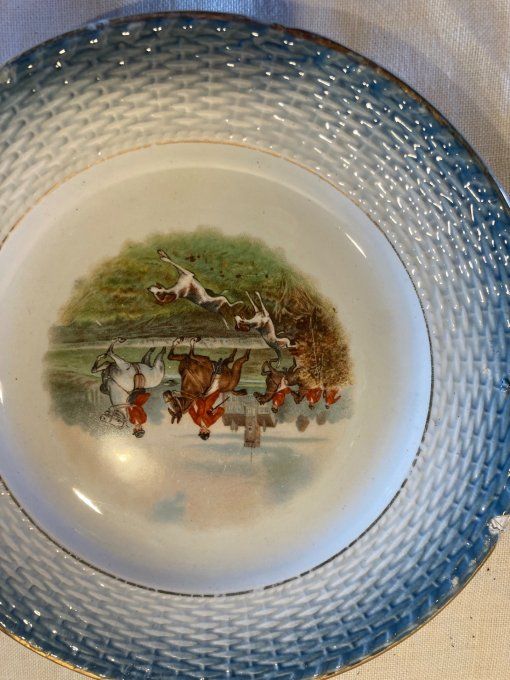 7 assiettes Chasse à courre bord bleu faïencerie St Amand 