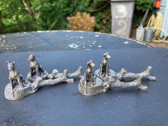 12 Porte couteaux  Chiens assis sur tronc d arbre