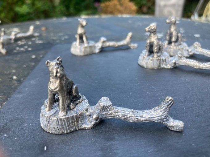 12 Porte couteaux  Chiens assis sur tronc d arbre