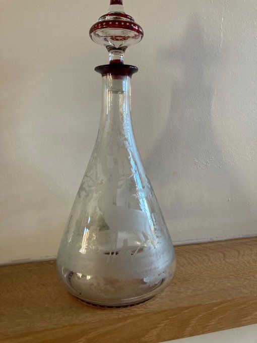 Carafe à décor de cerf en verre de bohème.