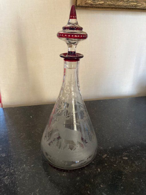 Carafe à décor de cerf en verre de bohème.