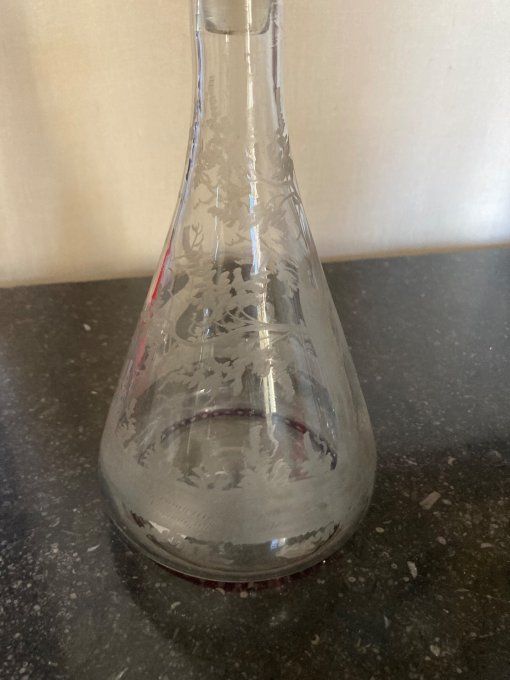 Carafe à décor de cerf en verre de bohème.