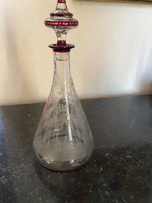 Carafe à décor de cerf en verre de bohème.
