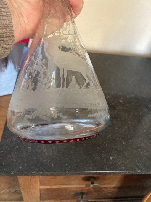 Carafe à décor de cerf en verre de bohème.