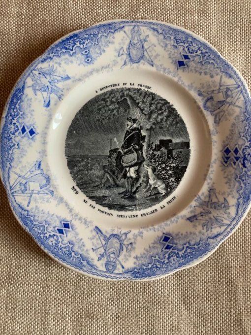 2 assiettes  «  L’ouverture de la chasse n° 10 et 9 «  Céramique de Creil Montereau.