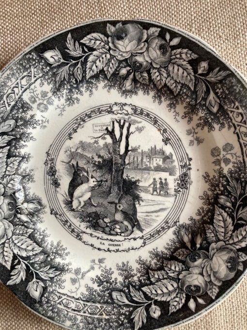 Assiette parlante  à décors de lapin : ouverture de la chasse » porcelaine opaque
