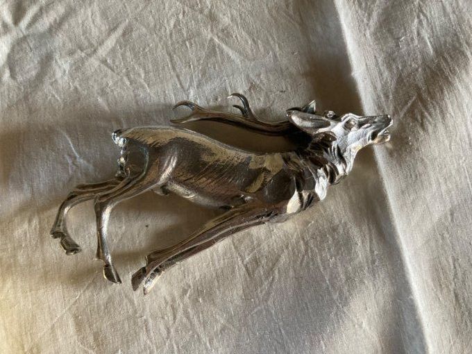 Presse Papier en métal argenté un cerf couché