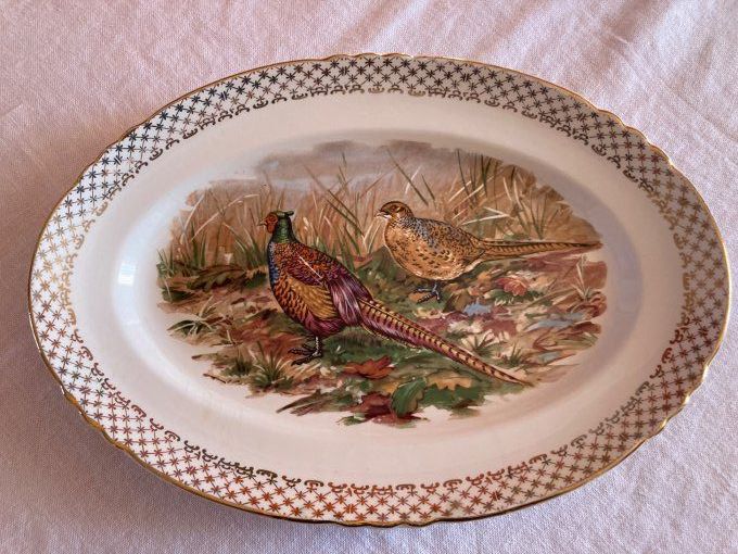Plat en porcelaine oval à décor de faisans